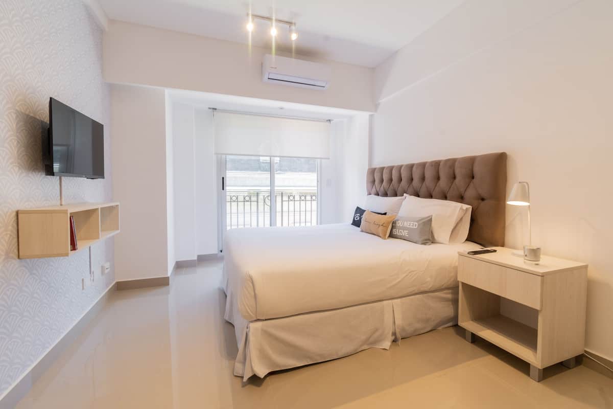 Studio (737) | Individually decorated, individually furnished, laptop workspace