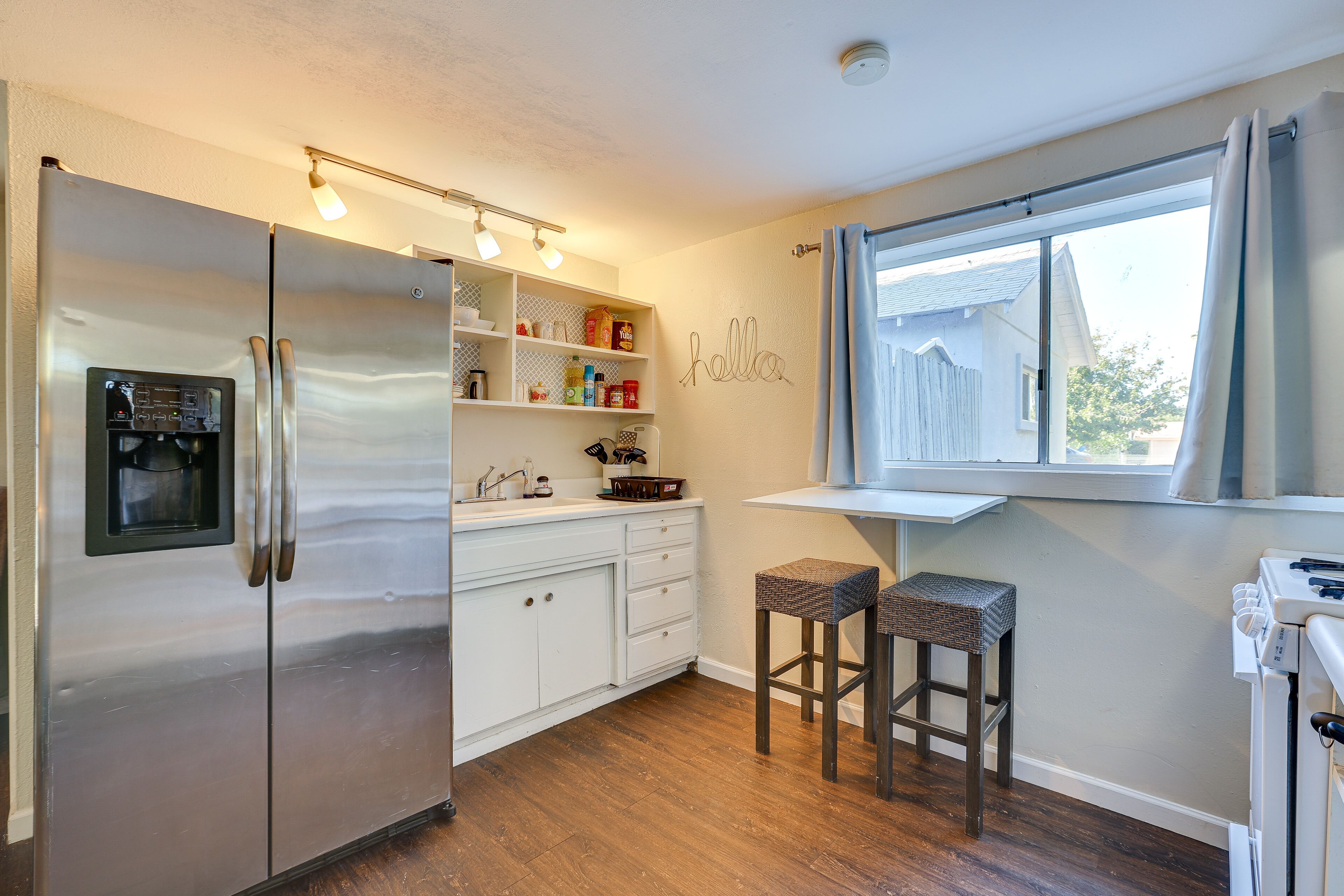 Coffee/tea maker, fridge, microwave, stovetop