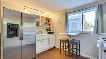 Coffee/tea maker, fridge, microwave, stovetop