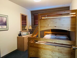 3 bedrooms, free WiFi, bed sheets - Apex Mountain ~ The Powderhorn (Hedley)