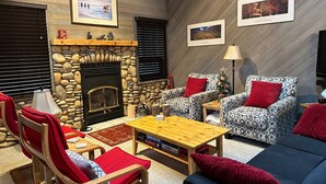 Smart TV, fireplace - Apex Mountain ~ The Powderhorn (Hedley)