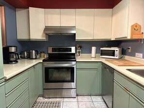 Fridge, microwave, oven, stovetop - Apex Mountain ~ The Powderhorn (Hedley)