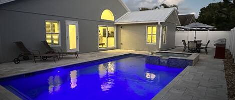 Una piscina al aire libre, una piscina climatizada