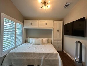 4 chambres, bureau, fer et planche à repasser, lit de bébé portatif