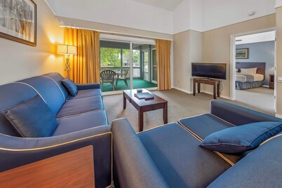 Family-Friendly Lake Condo with Jacuzzi & Resort Fun