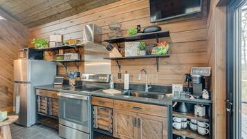 Geladeira, micro-ondas, fogão, cooktop