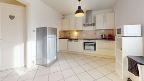 Fridge, microwave, oven, dishwasher - Elegance, appartement 6 pers.+ parking (Colmar)