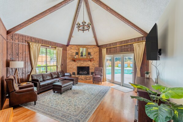 Smart TV, fireplace - Lrge Golden Isles Home-Huge Pool, Hot Tub, Game Rm (Brunswick)