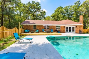 Outdoor pool - Lrge Golden Isles Home-Huge Pool, Hot Tub, Game Rm (Brunswick)
