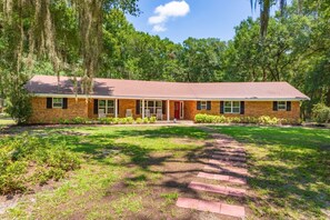 Exterior - Lrge Golden Isles Home-Huge Pool, Hot Tub, Game Rm (Brunswick)