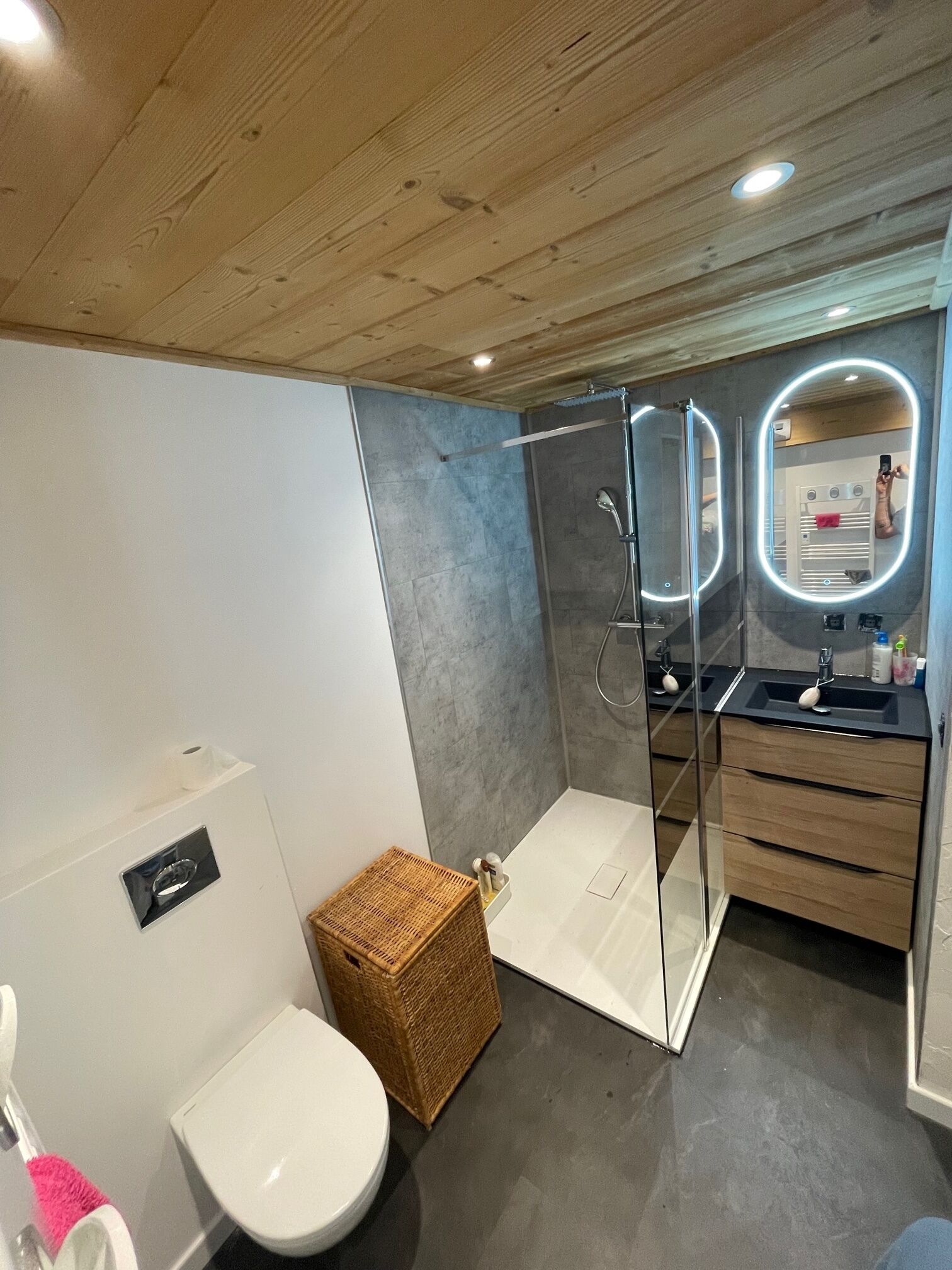 Un baño moderno con ducha, inodoro y tocador.