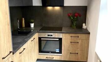 Fridge, oven, dishwasher, coffee/tea maker