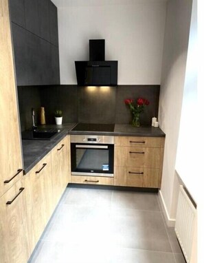 Refrigerador, horno, lavavajillas y cafetera y tetera