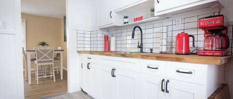 Réfrigérateur, four à micro-ondes, un four, surface de cuisson