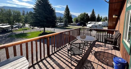 Cozy Two Bedroom Apartment 5 Minute Walk to Town!