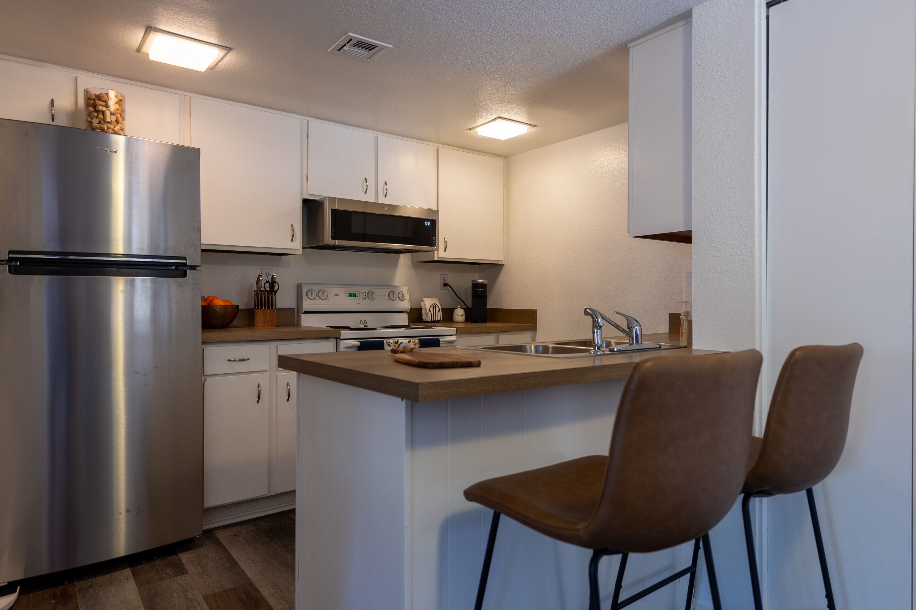 Een magnetron, een kookplaat, een vaatwasser