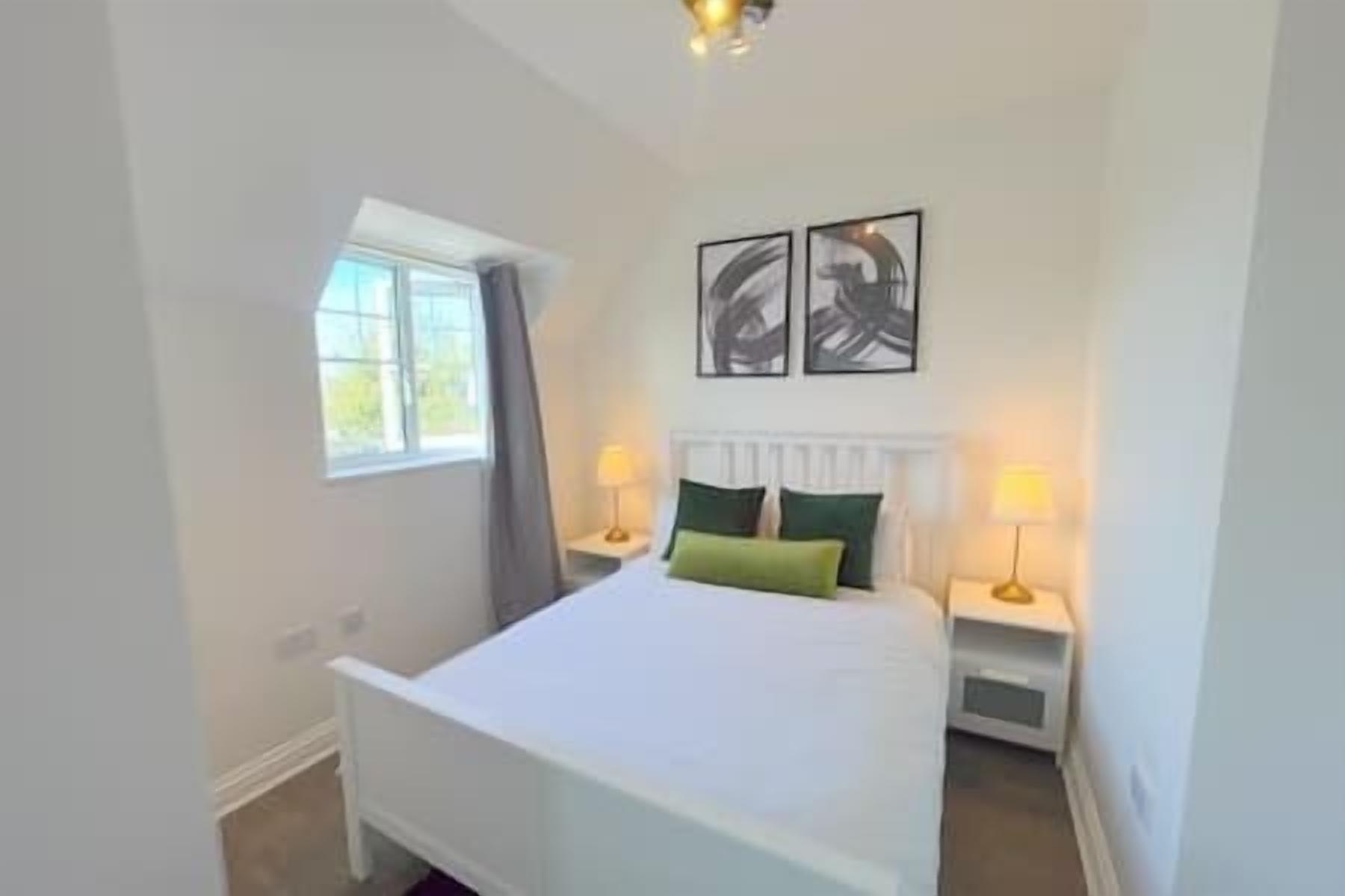 5 bedrooms, iron/ironing board, travel crib, internet