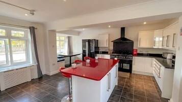 KĂŒhlschrank, Mikrowelle, Ofen, Herdplatte