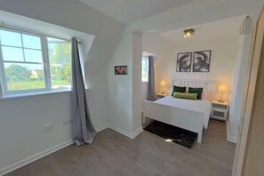 5 bedrooms, iron/ironing board, travel cot, Internet - Luxurious Jacuzzi Retreat With Entertainment (Minster on Sea)