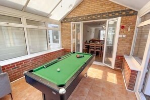 Games room - Luxurious Jacuzzi Retreat With Entertainment (Minster on Sea)