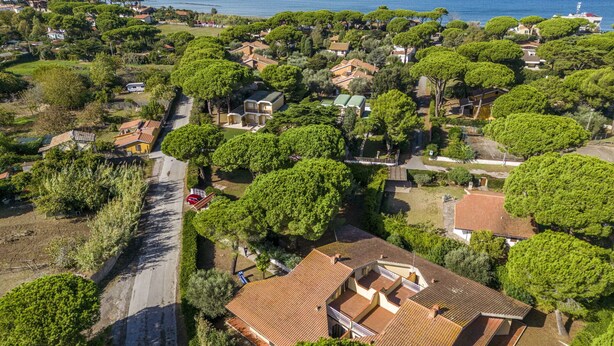 An aerial view of a residential area with houses surrounded by lush greenery and a clear view of the sea. - Apartment in Giannella with 3 bedrooms sleeps 7 (Giannella)