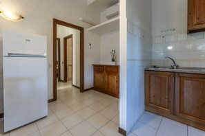 Fridge, stovetop, coffee/tea maker