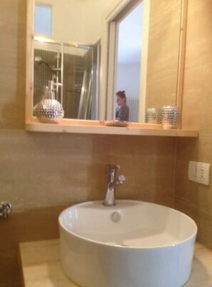 Shower, bidet - 1 bedroom apartment in milan (Milano)