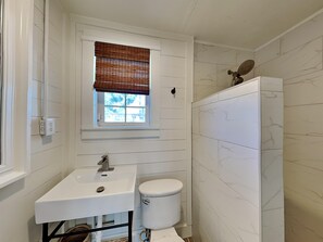 Ferienhaus, 1 King-Bett und Schlafsofa, Terrasse, Gartenblick | Badezimmer