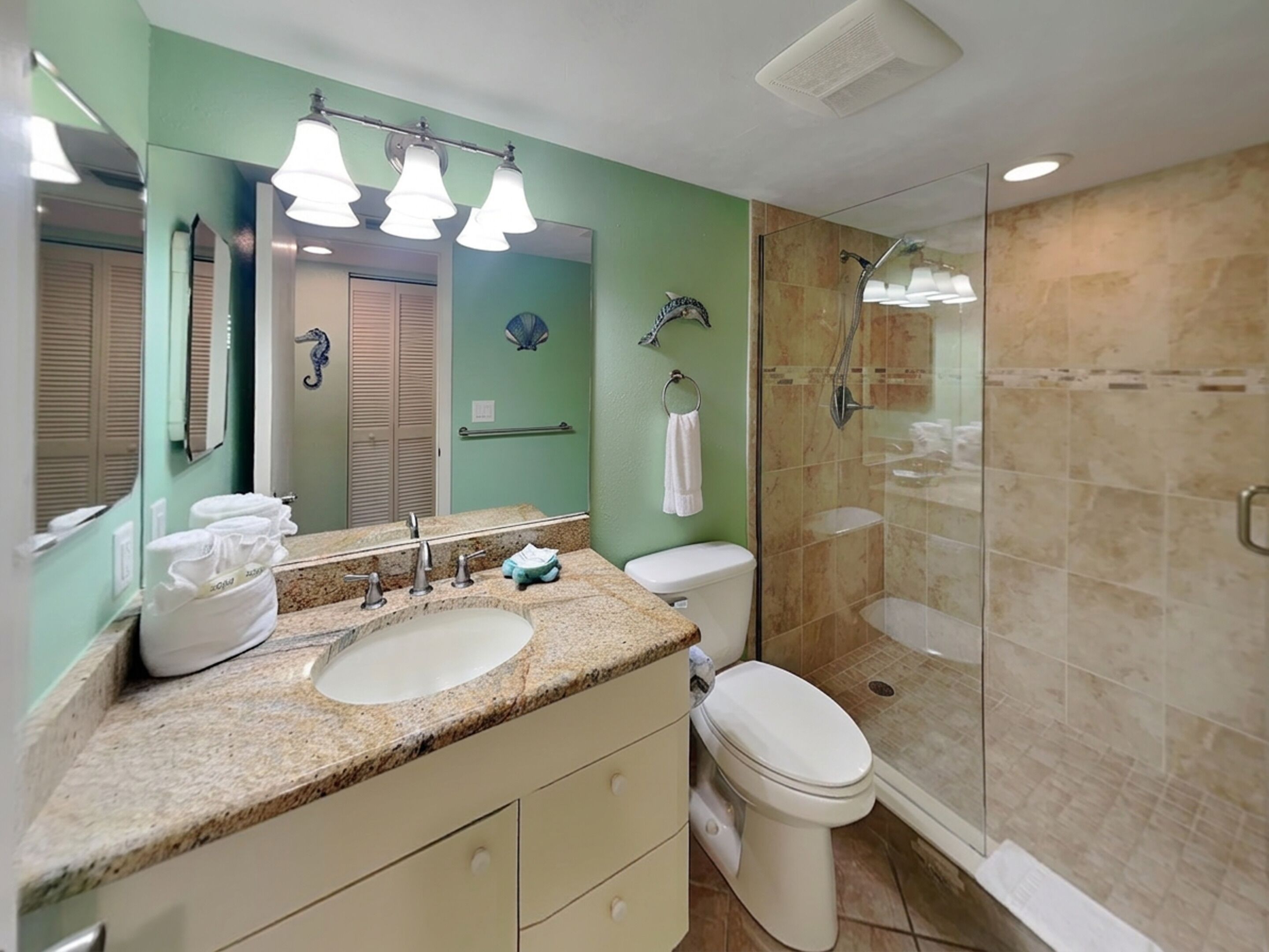 Une salle de bain avec un lavabo, des toilettes et une douche.