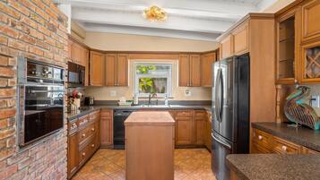 Casa, várias camas, acesso à piscina, vista para a piscina | Cozinha privada | Geladeira, micro-ondas, fogão, cooktop