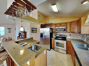 Hus - flera sängar - uteplats - utsikt mot trädgården | Eget kök | Kylskåp, mikrovågsugn, ugn och spishäll