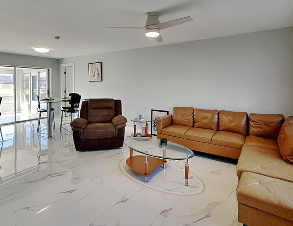 Nhà, nhiều giường, lanai | Khu phòng khách | TV 42-inch có truyền hình vệ tinh 