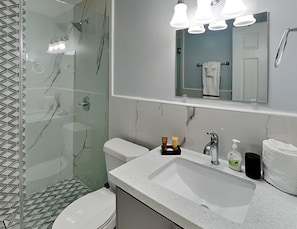 Nhà, nhiều giường, lanai | Phòng tắm | Đồ dùng nhà tắm được thiết kế riêng, khăn tắm, giấy vệ sinh 