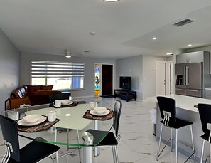 Nhà, nhiều giường, lanai | Khu ăn uống