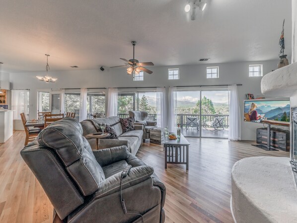 小屋, 多張床, 露台, 山景 | 客廳 | 電視、壁爐