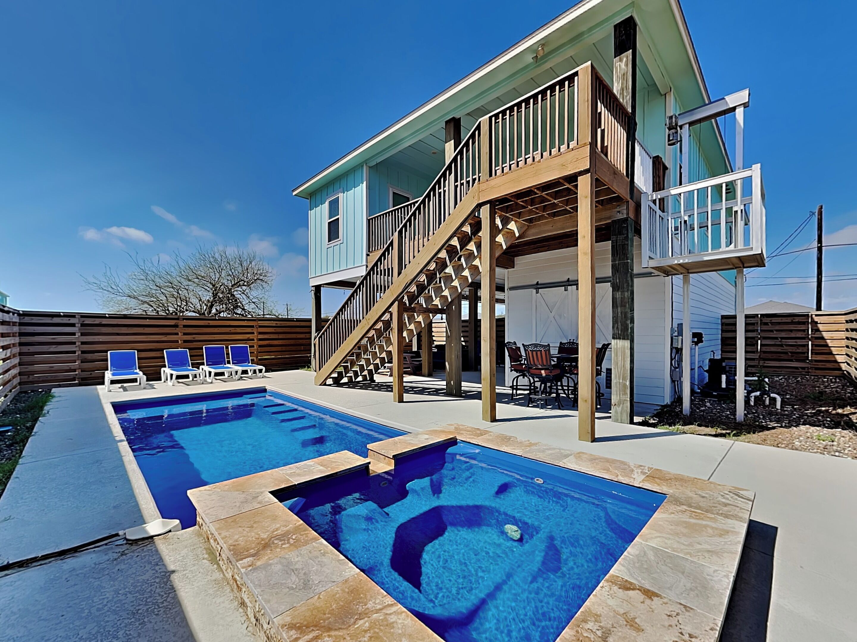 Vista frontal de la propiedad