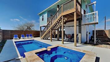 Vista frontal de la propiedad