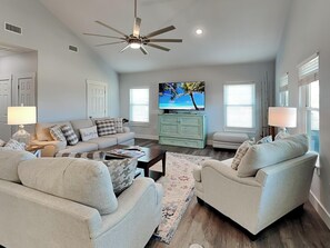 House (3 Bedrooms) | Property amenity - Mambo's Grill by Miss Kitty’s (Rockport)