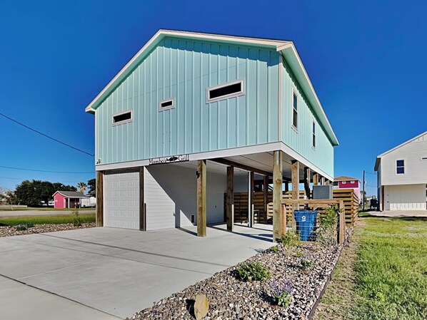 House (3 Bedrooms) | Property amenity - Mambo's Grill by Miss Kitty’s (Rockport)