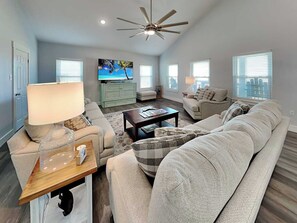 House (3 Bedrooms) | Property amenity - Mambo's Grill by Miss Kitty’s (Rockport)