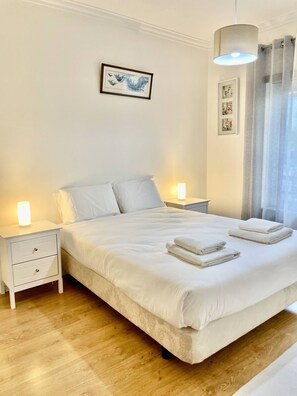 1 dormitorio, tabla de planchar con plancha, wifi y ropa de cama
