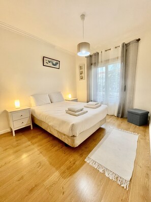 1 dormitorio, tabla de planchar con plancha, wifi y ropa de cama
