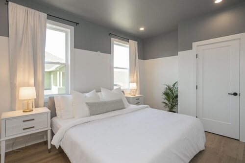 Minimalist Chic Guest House 10 mins from Broadway!