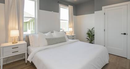 Minimalist Chic Guest House 10 mins from Broadway!