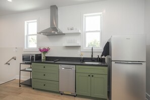 Réfrigérateur, micro-ondes, plaque de cuisson, lave-vaisselle