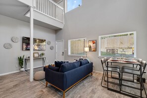 Smart TV - Charming Loft in the Heart of Fort Worth - Steps to Starbucks, Shopping & More! (Fort Worth)