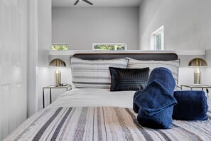 2 soverom, skrivebord, strykejern/-brett og wi-fi (inkludert)