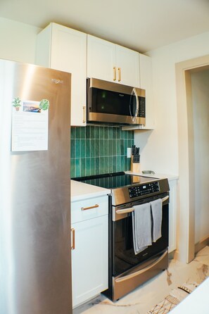 Een koelkast, een magnetron, een oven, een kookplaat