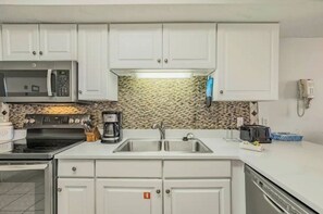 Réfrigérateur, four à micro-ondes, un four, surface de cuisson