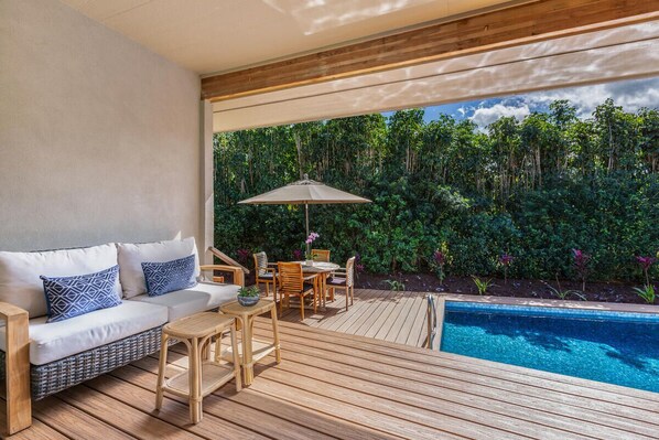 Una piscina al aire libre, una piscina climatizada